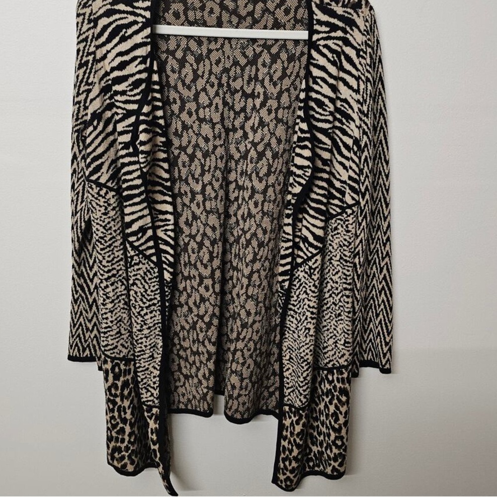 Elegant Black and Cream Patterned Cardigan